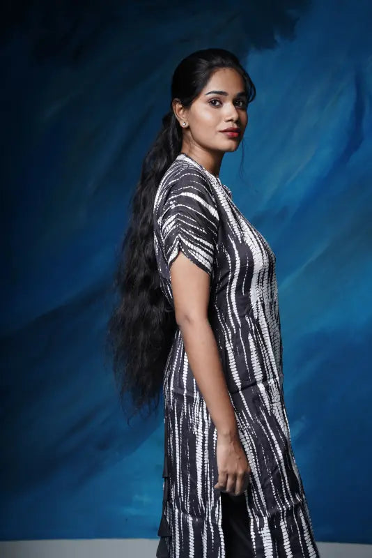 Simple and beautiful A-line viscose silk short sleeve white and black Kurti with back tie and cinched waist.