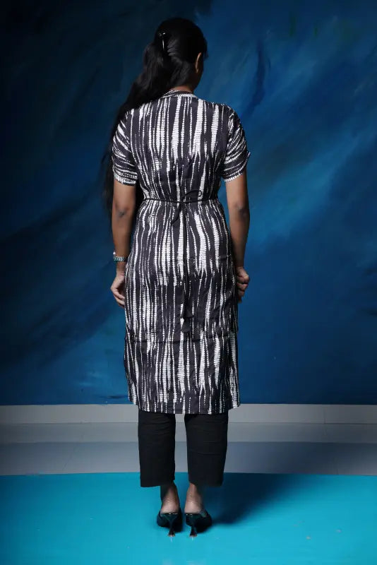 Simple and beautiful A-line viscose silk short sleeve white and black Kurti with back tie and cinched waist.